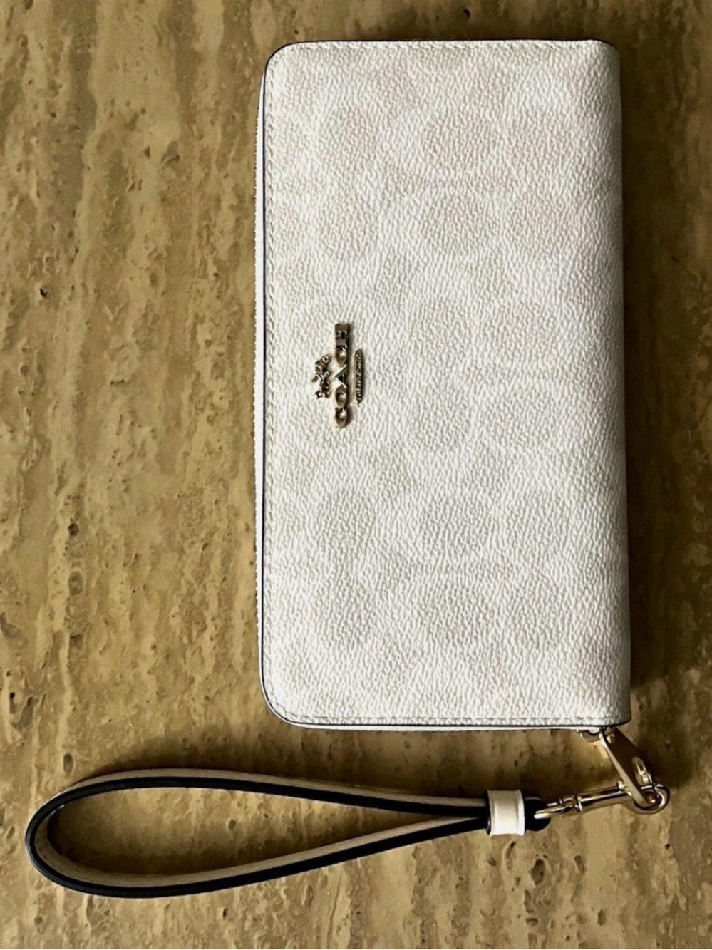 Coach White Leather Zip-Around Wristlet Wallet with Gold Logo mint condition 💕